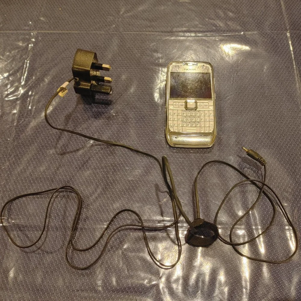 Nokia E71 Mobile Phone 3.15 MP Camera 3G WIFI GPS 2.4in